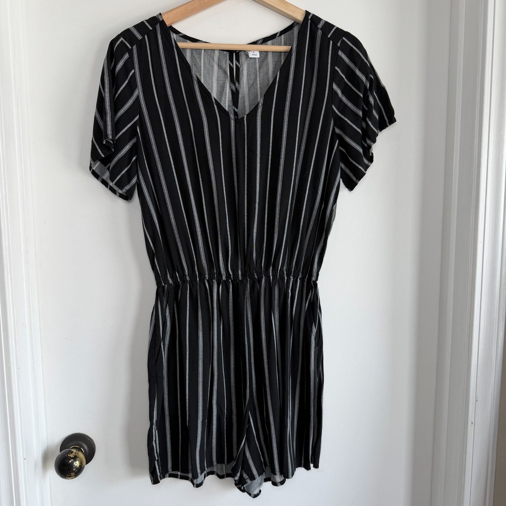 Old Navy Black White Stripe Short Sleeve V Neck Elastic Waist Romper Size‎ M